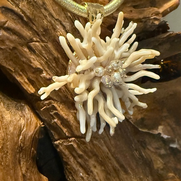 Elegant Coral Pendant Gold and Cream Necklace - Picture 3 of 5